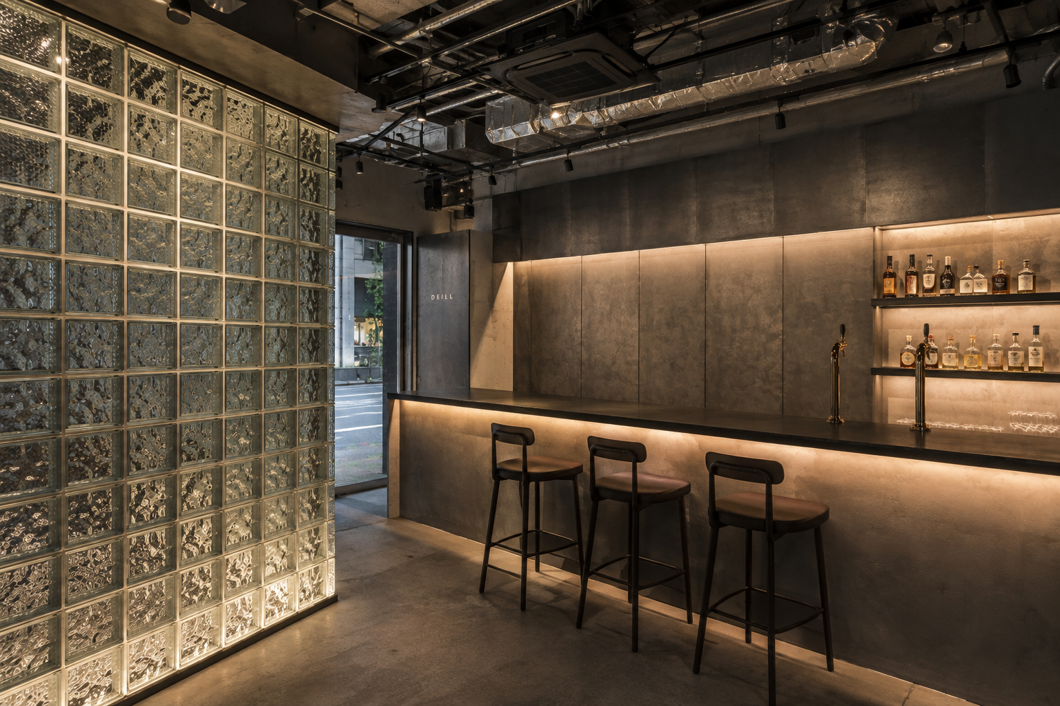 THE GLASSのガラスブロックと無機質なパネルを取り入れた、DEILの店舗内装デザイン施工事例